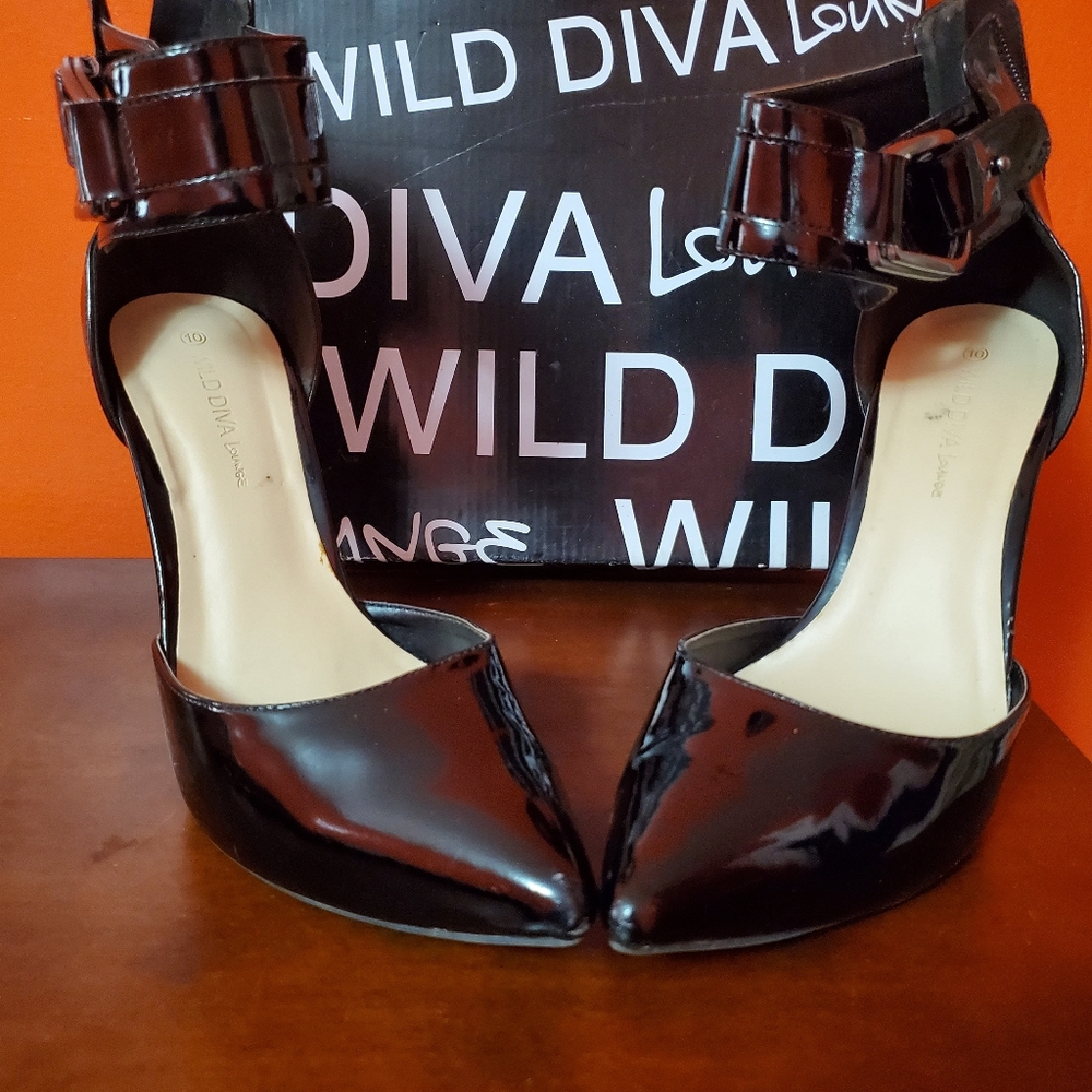 Diva pumps with ankle strap